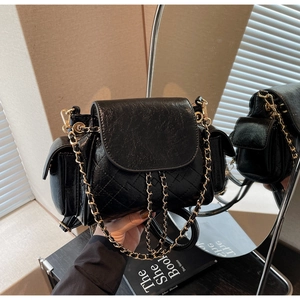 Détail du sac bandoulière matelassé noir avec chaîne dorée et vue par reflet miroir