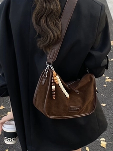 Vintage braune Hobo-Tasche aus Wildleder mit breitem Gurt und Holzperlenanhänger