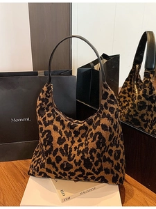 Sac hobo imprimé léopard avec poignée en cuir noir et zip doré, style décontracté et chic