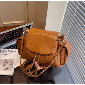 Vue détaillée du sac matelassé marron avec poche latérale et chaîne dorée