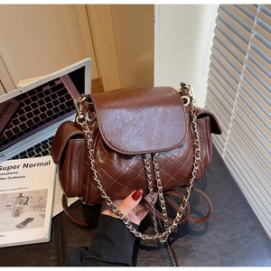 Vue détaillée du sac en cuir matelassé marron foncé avec une élégante chaîne métallique