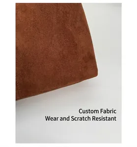 Detailaufnahme der braunen matten Wildledertextur mit präzisen Nähten an der Handtasche