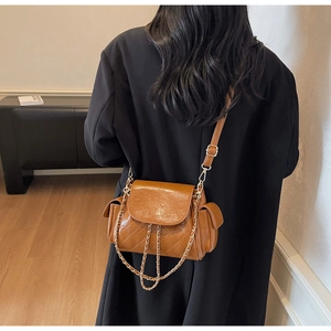 Sac marron matelassé en cuir huilé avec détails de chaînes et losanges brillants