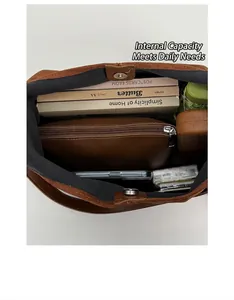 Innenansicht mit großem Fassungsvermögen und Magnetverschluss der braunen Wildledertasche