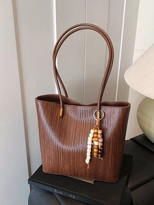 Grande borsa tote vintage marrone intrecciata con nappina in legno sul supporto