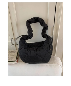 Détails du matelassage en cœur et de la bandoulière froncée du sac matelassé noir