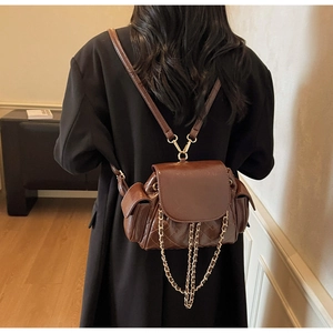 Vue arrière du mini sac à dos en cuir ciré marron avec matelassage et détails de chaîne