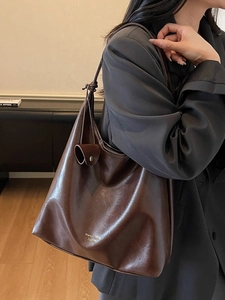 Sac cabas vintage marron en similicuir avec texture souple et bandoulière sur l'épaule