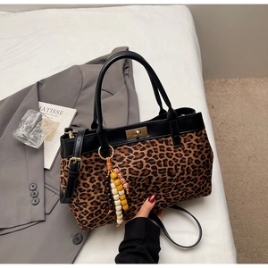 Borsa leopardata chic con chiusura a rotazione dorata e nappina di perline colorate