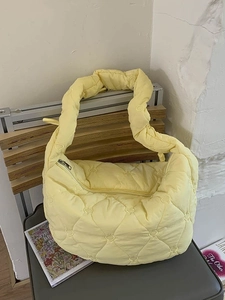Sac fourre-tout matelassé à motif cœurs jaune pâle avec bandoulière rembourrée