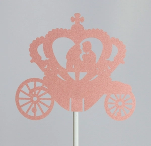 Décoration de gâteau rose pailleté avec carrosse et couronne pour mariages romantiques