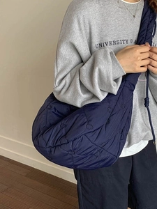Sac bandoulière bouffant en nylon bleu marine avec motif matelassé en forme de cœur