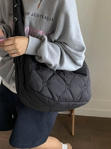 Sac fourre-tout noir en nylon matelassé avec broderie cœur pour les trajets quotidiens