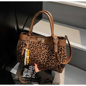 Borsa leopardata in pelle scamosciata con finiture in pelle e ciondolo su scale