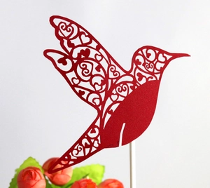 Décoration de gâteau colibri rouge découpée au laser avec motifs de cœur évidés