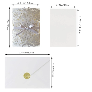 Silberne Laser-Cut Hochzeitseinladungen mit Glitzer-Cover, Schleife und Umschlägen