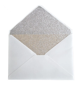 Detailansicht eines weißen Briefumschlags mit silbernem Glitzerfutter für Hochzeit