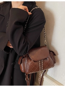 Sac à bandoulière en similicuir matelassé marron foncé avec bandoulière chaîne dorée