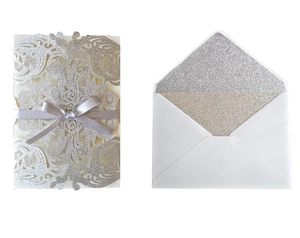 Details zur silbernen Laser-Hochzeitseinladung mit Glitzereffekt und Satin-Schleife