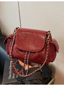 Sac à bandoulière matelassé rouge foncé avec chaîne dorée et cuir verni