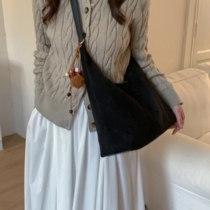 Sac bandoulière noir mat style bohème avec pompon ethnique et détails de franges chic