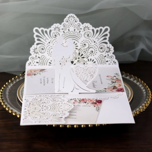 Detail einer lasergeschnittenen 3D-Hochzeitseinladung mit Mr & Mrs Herz-Logo auf Tablett