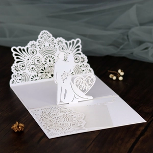 Detailansicht der 3D-Hochzeitseinladung mit Laserschnitt, Brautpaar-Motiv und Spitze