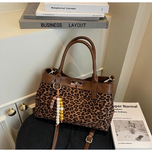 Dettaglio della borsa leopardata con chiusura a girello e nappa di perline colorate