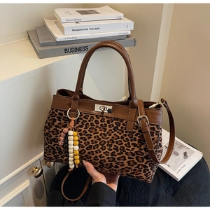 Dettaglio borsa a mano leopardata in pelle scamosciata con chiusura a rotazione