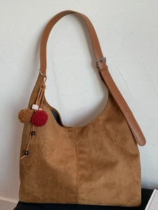 Sac à Bandoulière Hobo en Daim Vintage pour Femmes Grande Capacité Sac Croissant Avec Pendentif Boule de Peluche Léopard Brun Noir