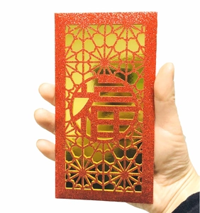 Enveloppe rouge pailletée pour le Nouvel An chinois avec motif Fu découpé au laser