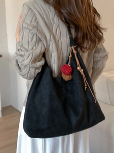 Sac hobo en daim noir mat pour femme avec pendentif décoratif en boule de peluche