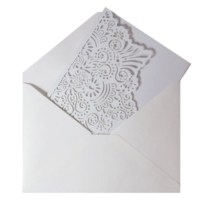 Detailliertes lasergeschnittenes Mandala-Muster auf weißer Hochzeitseinladung mit Umschlag