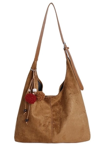Sac Hobo marron foncé en daim mat avec charm pompon et bandoulière en cuir réglable
