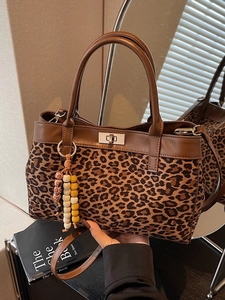 Elegante Borsa a Mano da Donna in Camoscio con Stampa Leopardata e Chiusura a Girello e Ciondolo in Perline Borsa a Tracolla Retro