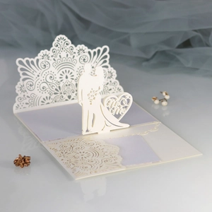 3D-Hochzeitskarte mit lasergeschnittenem 'Mr & Mrs'-Motiv und Spitze in Weiß