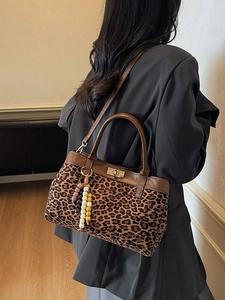 Elegante borsa tote leopardata con manici in pelle marrone e ciondolo di perline