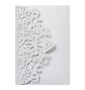 Détail d'une invitation découpée au laser avec des motifs floraux et de vignes européennes