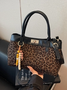 Borsa Kelly leopardata in pelle scamosciata con finiture in pelle e ciondolo di perline