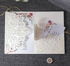 Detail der lasergeschnittenen Hochzeitskarte mit Blumeneinsatz und RSVP-Karte auf Stoff