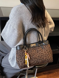 Borsa tote scamosciata leopardata con dettagli in pelle e ciondolo di perline autunno