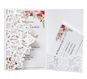 Détails d'invitation de mariage découpée au laser avec inserts floraux et cartes RSVP