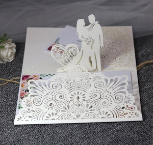 Detail einer 3D-Hochzeitseinladung mit Brautpaar-Silhouette und Laserschnitt-Spitze
