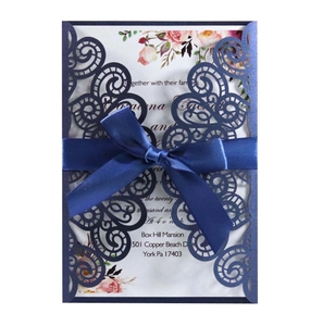 Invitation mariage bleu marine découpée au laser avec décor floral et ruban