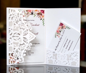 Coffret d'invitation de mariage découpé au laser avec carte florale et carte RSVP