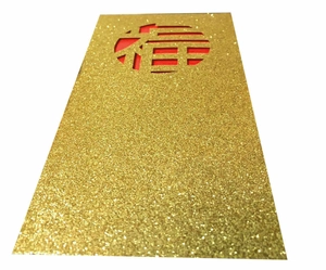 Détail de la découpe laser du caractère Fu sur enveloppe rouge à paillettes dorées