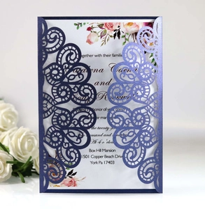 Détail du faire-part de mariage découpé au laser avec carte intérieure à fleurs