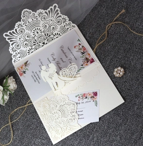 Detaillierte laserkonzipierte Hochzeitskarte mit floralem Inlay und RSVP-Karte