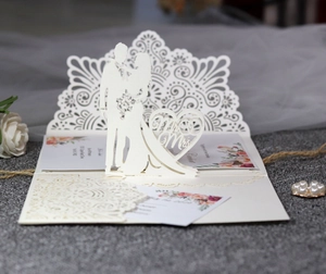 Detail der 3D Laser-Hochzeitseinladung mit Mr & Mrs Silhouette und floraler Einlegeseite