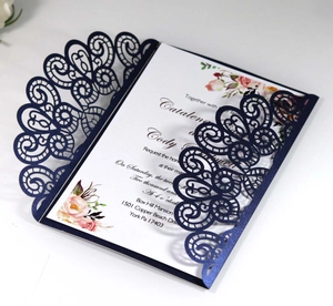 Détail du faire-part de mariage bleu marine découpé au laser avec carte florale